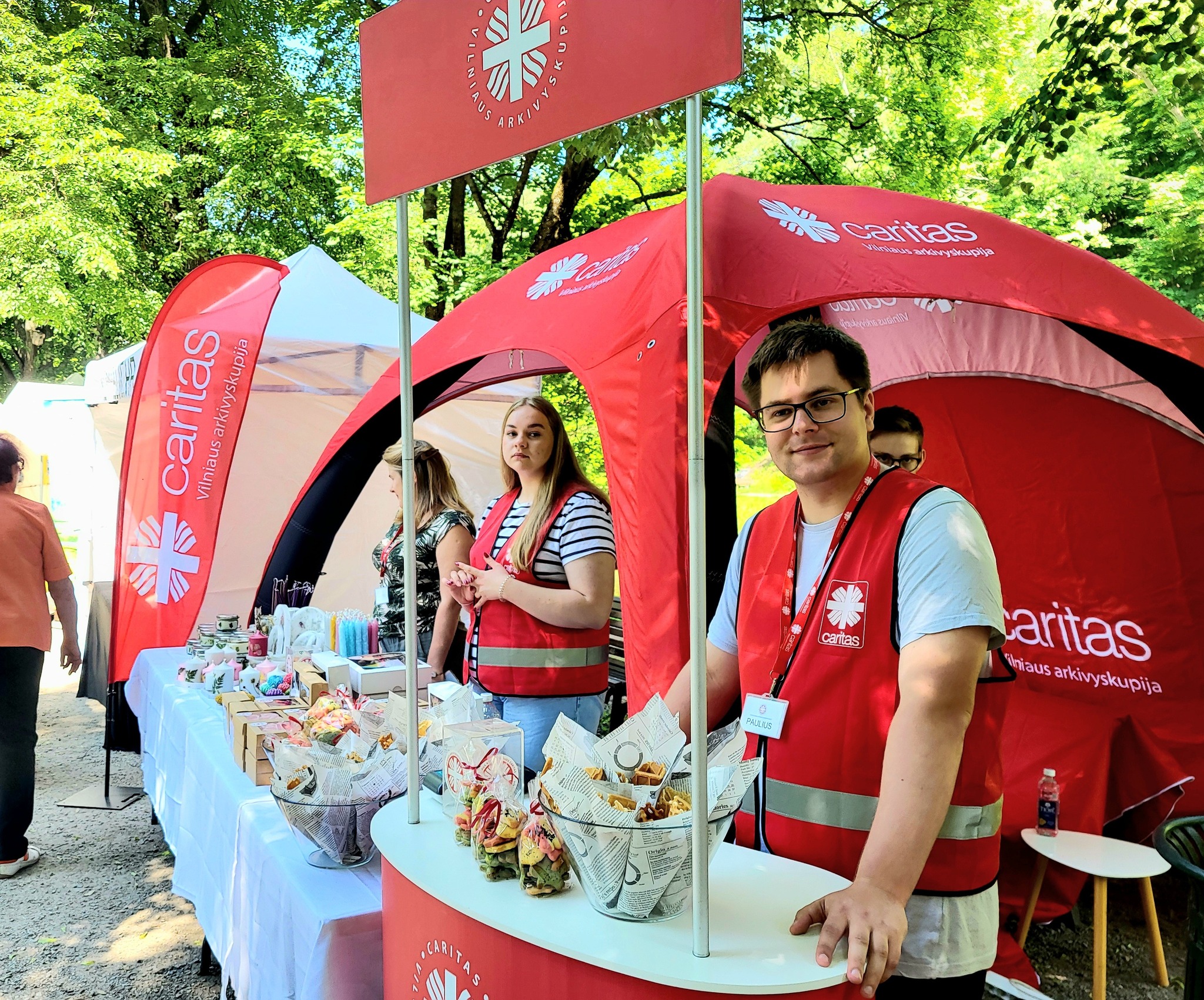 Treniruok gailestingumo raumenį Carito miestelyje, Vilniaus Rotušės aikštėje